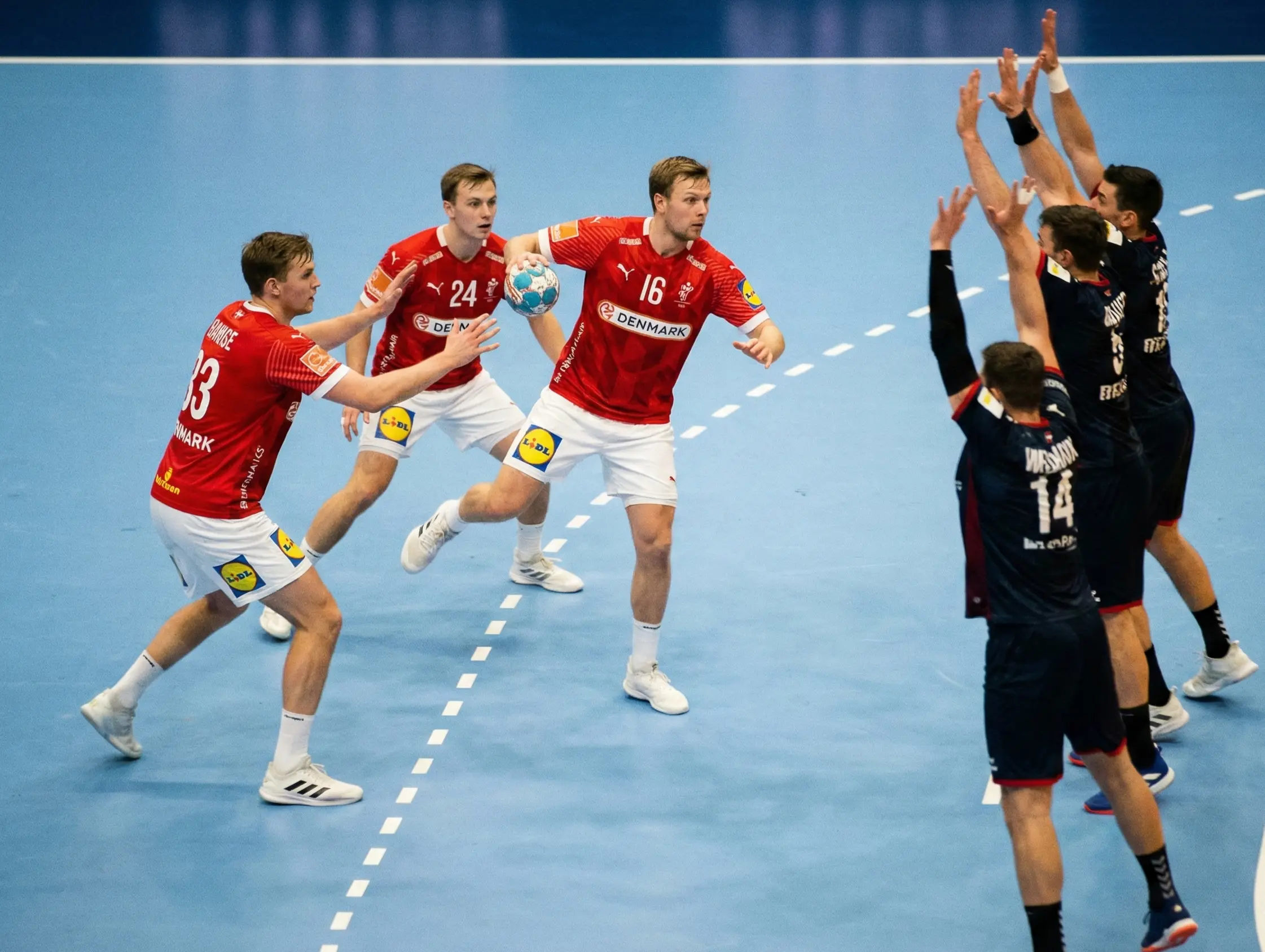 Dänische Handballspieler im Angriff