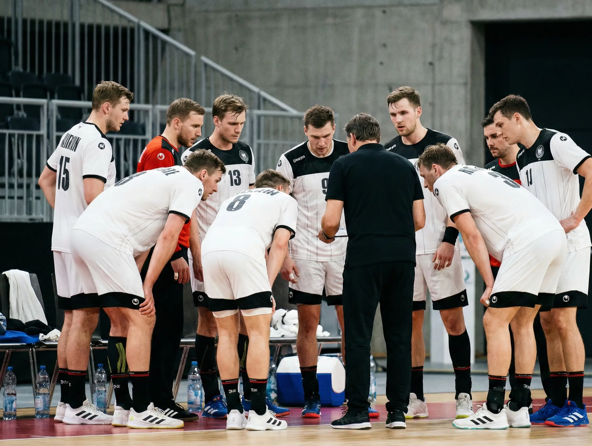 Deutsche Handballspieler bei der Besprechung