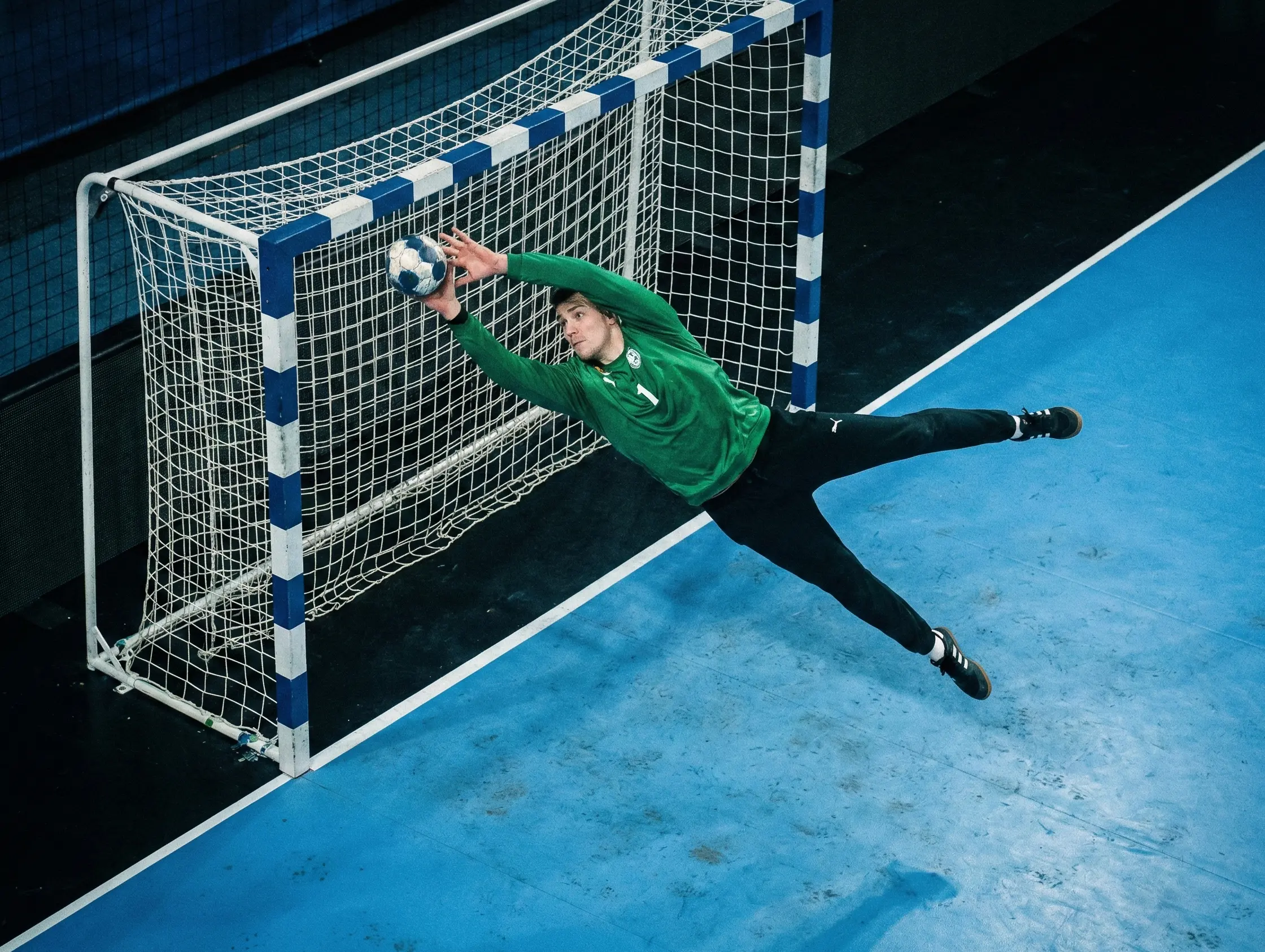 Handball-Torhüter bei einer spektakulären Parade