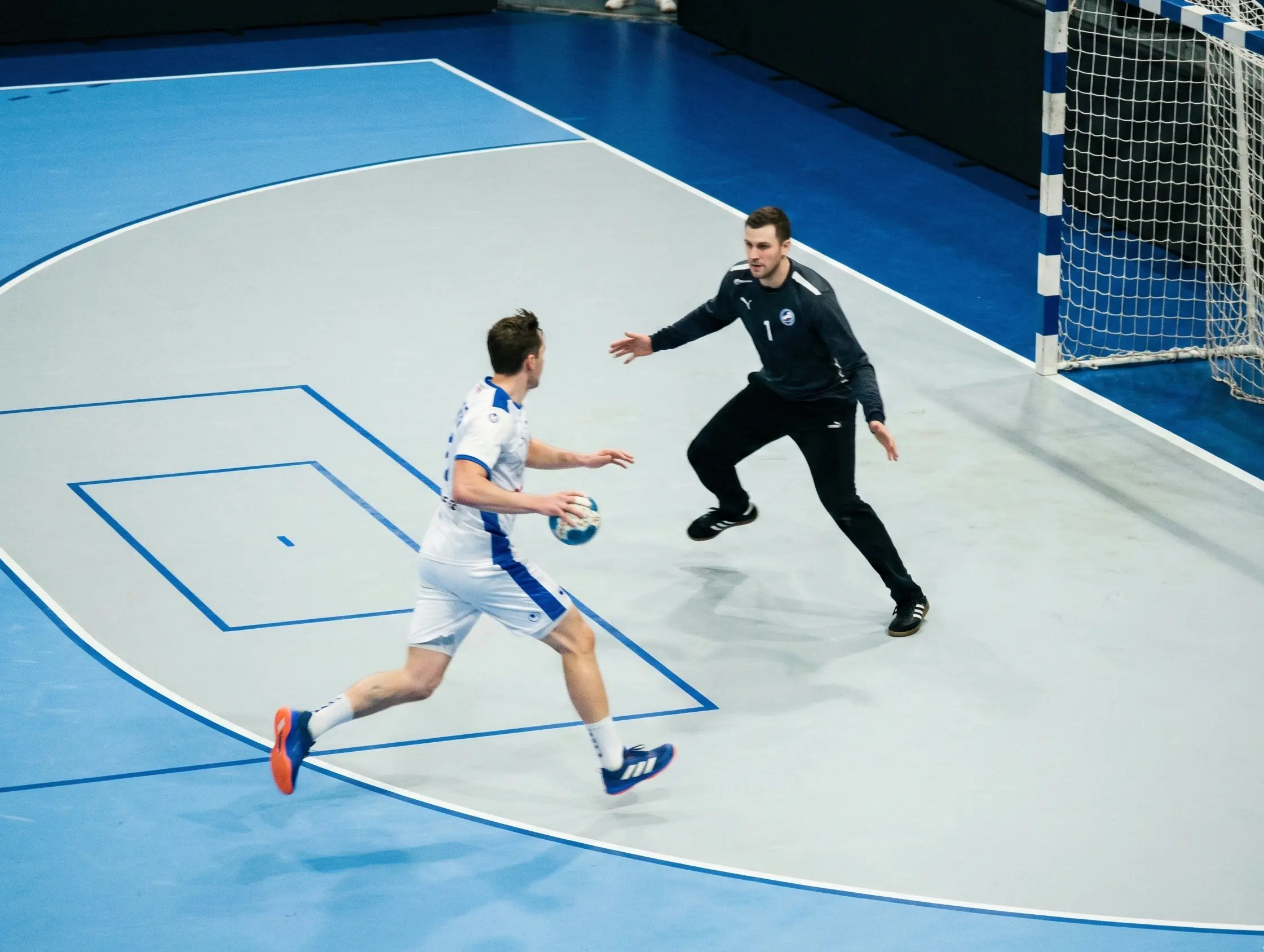 Handball-Spieler beim schnellen Konterangriff