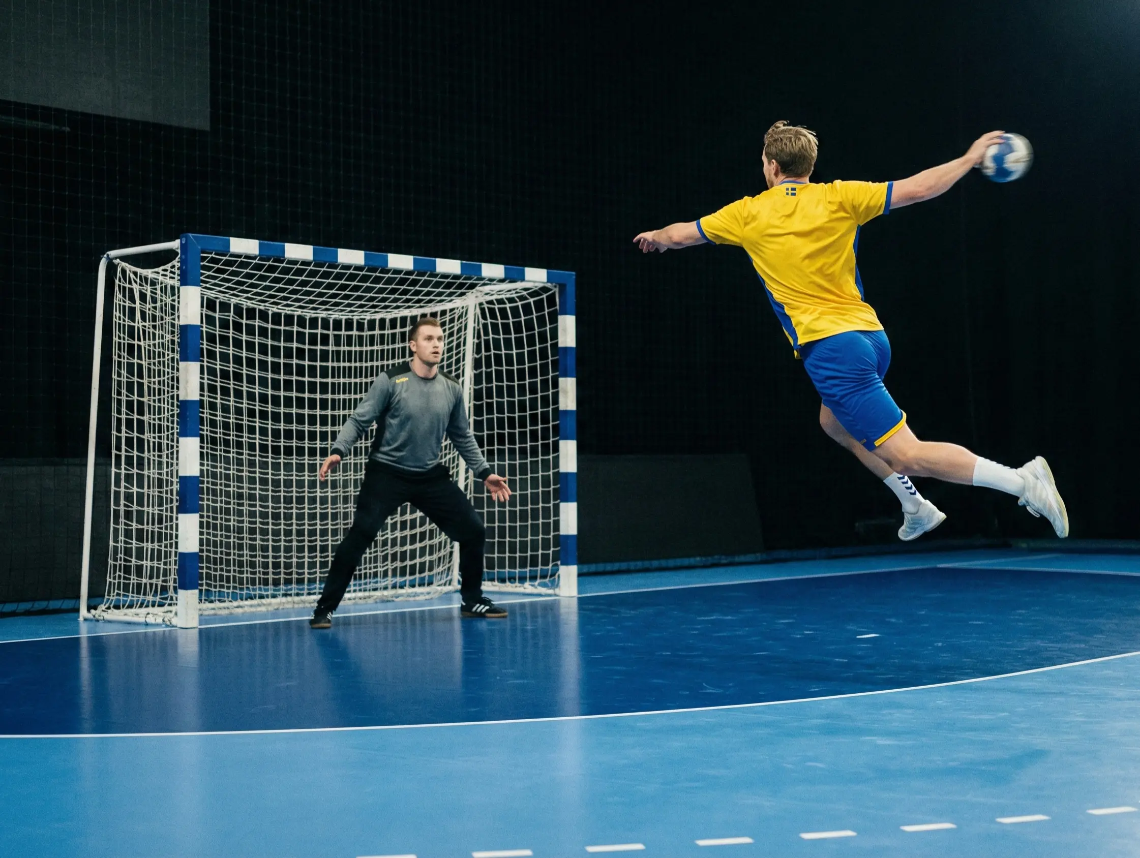 Schwedischer Handballspieler beim Torwurf